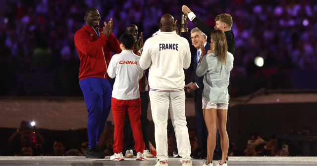 Mijaín López representó a los deportistas de América en la ceremonia de clausura de los JJ.OO. París 2024