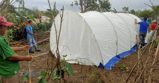 Levantan casas de campaña para familias con derrumbe total de viviendas en Baracoa