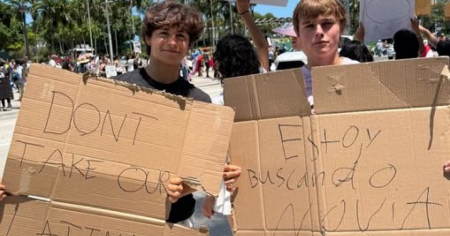 "No se lleven a nuestras latinas": dos adolescentes causan furor en protesta contra deportaciones en Miami