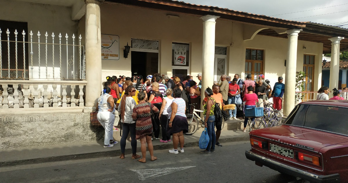 Colas para comprar pan en Pinar del Río © CiberCuba