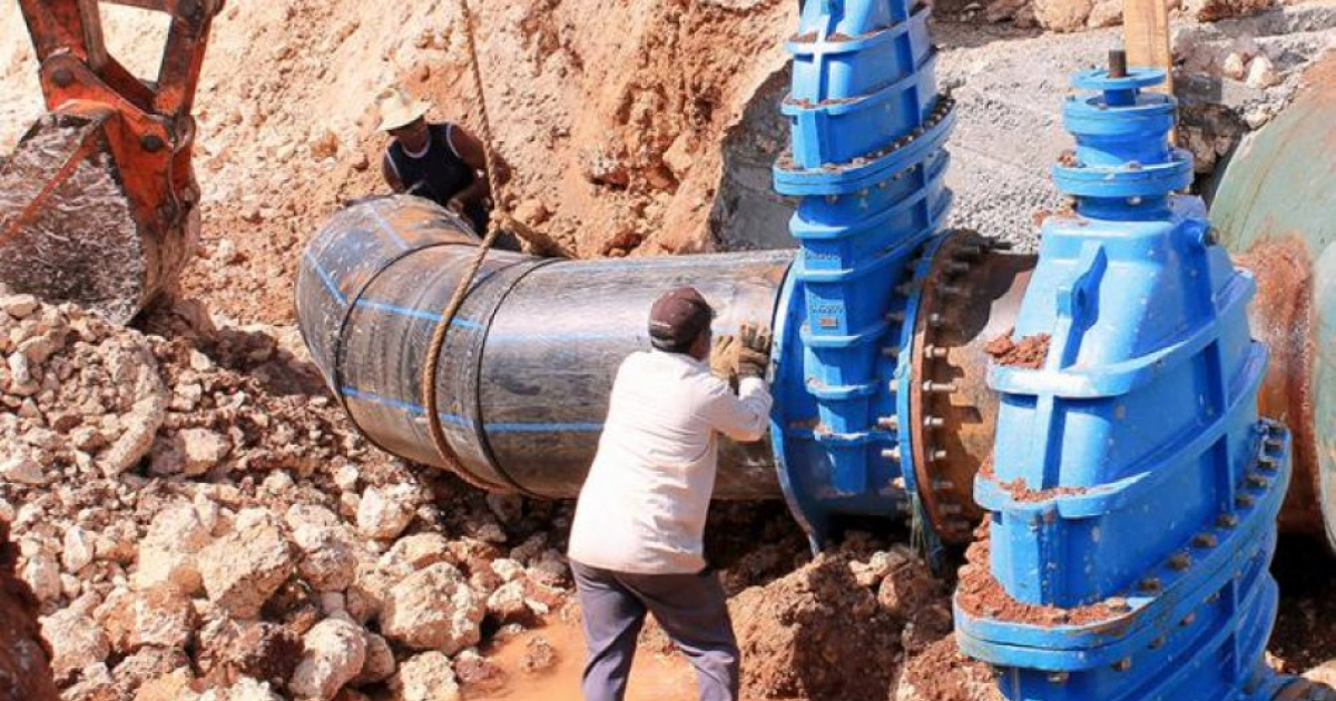 Trabajador del sistema hidráulico © Tribuna de La Habana/ Oilda Mon