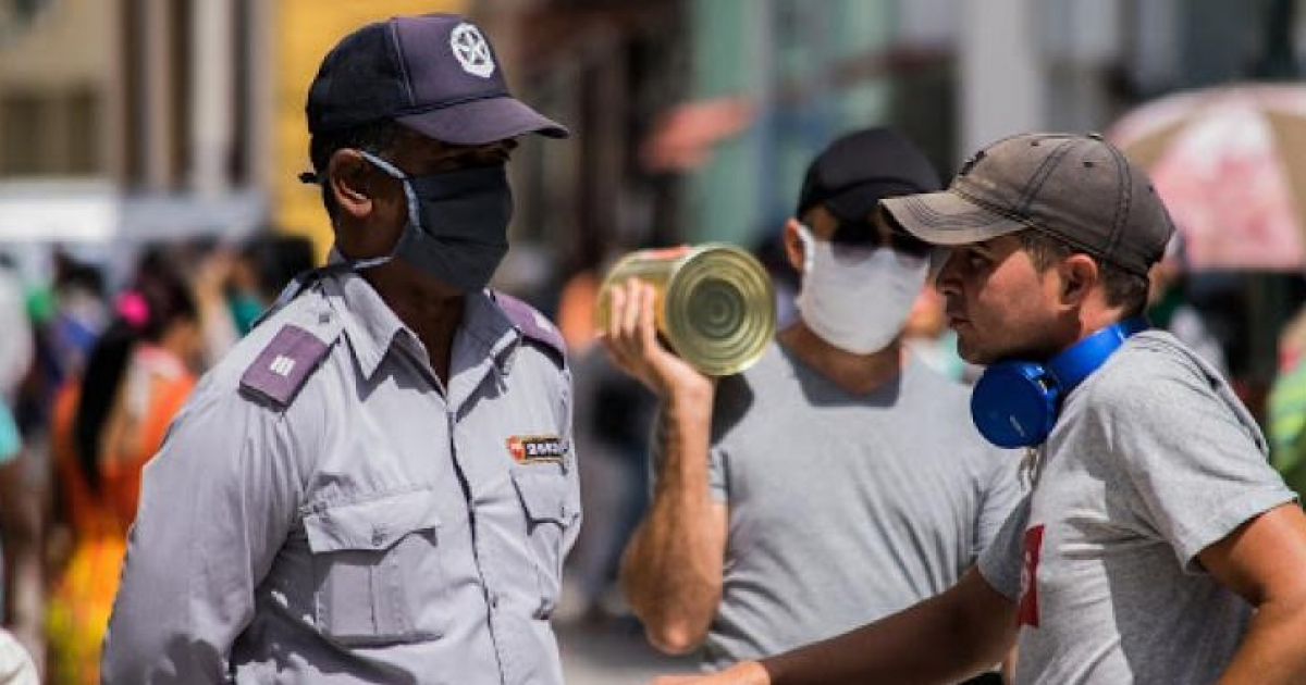 Policía controla en calle de La Habana © Cubasí