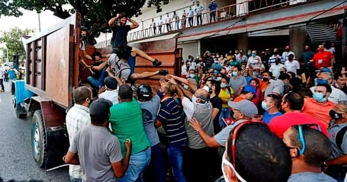 Represión en Cuba © Twitter / Yunior García