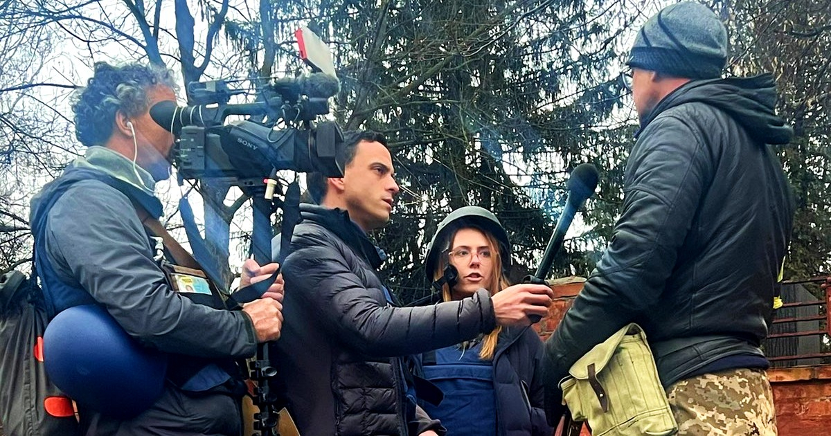 El camarógrafo Pierre Zakrzewski y los periodistas Benjamin Hall y la ucraniana Oleksandra Kuvshynova © Twitter / @lopezbelloso
