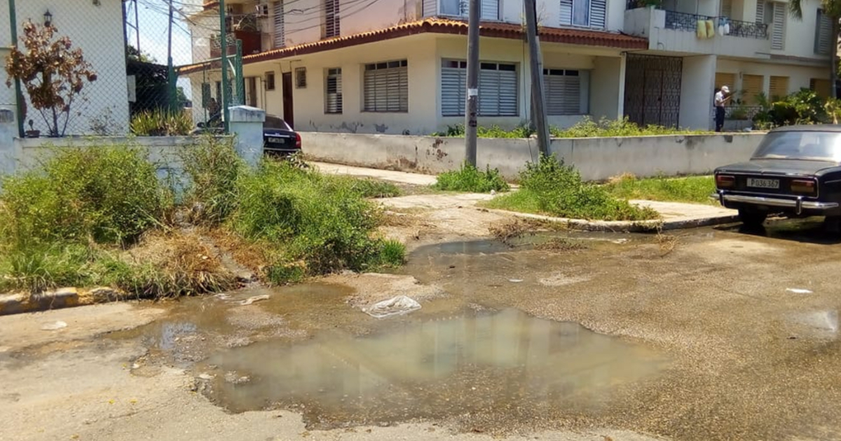 Aguas albañales en calle del Vedado © Facebook / David Samuells
