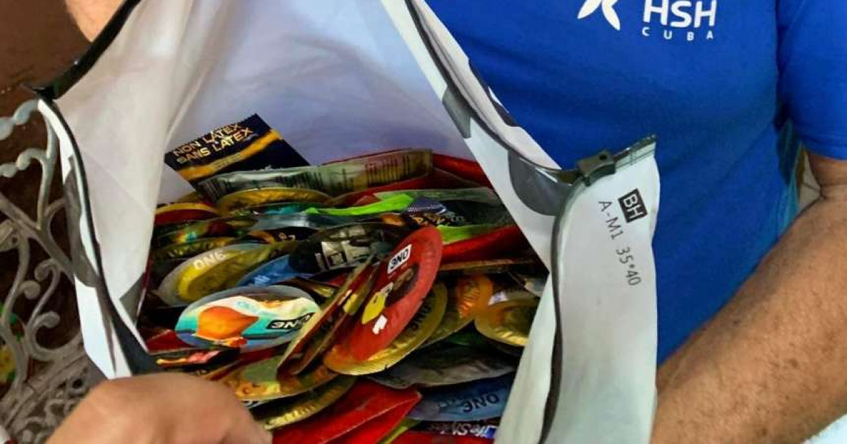 Activista cubano muestra bolsa con condones © Kiriam Gutiérrez Pérez / Facebook