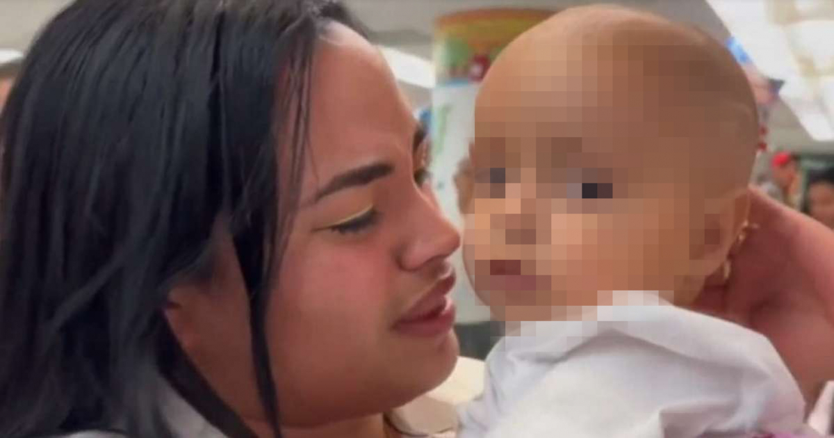 Enmanuel con su madre © Captura de video de Facebook de Mario J. Pentón