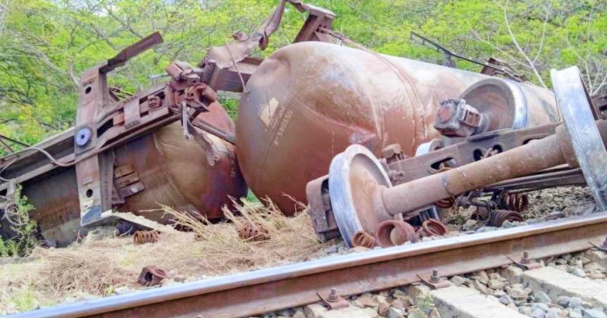 Parte del tren descarrillado que transportaba combustible © Escambray