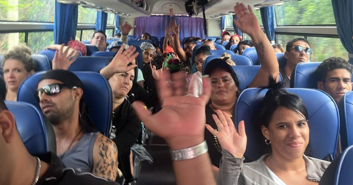 Cubanos en ómnibus rumbo al aeropuerto de Cabo Haitiano © Cancillería de Cuba / Twitter