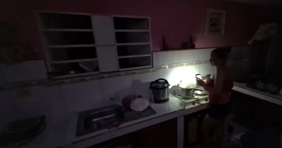 Cocina de una familia cubana en medio de un apagón (Imagen de referencia)Foto © YouTube/screenshot © Captura de video de YouTube