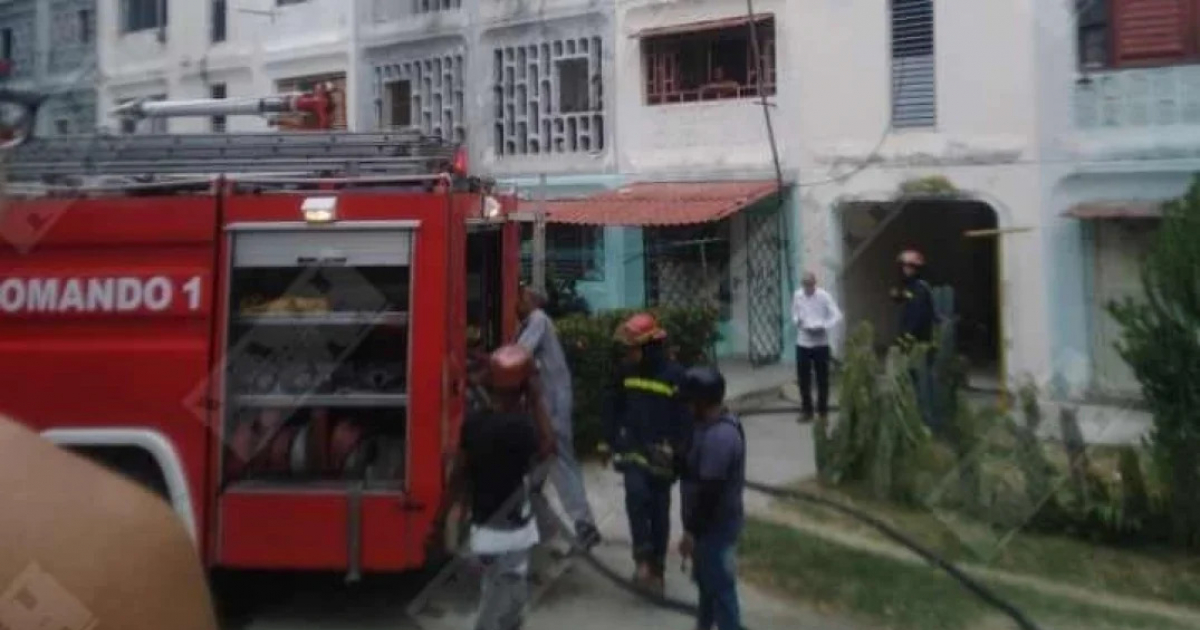 Bomberos en el lugar del incendio © Yosmany Mayeta Labrada / Facebook