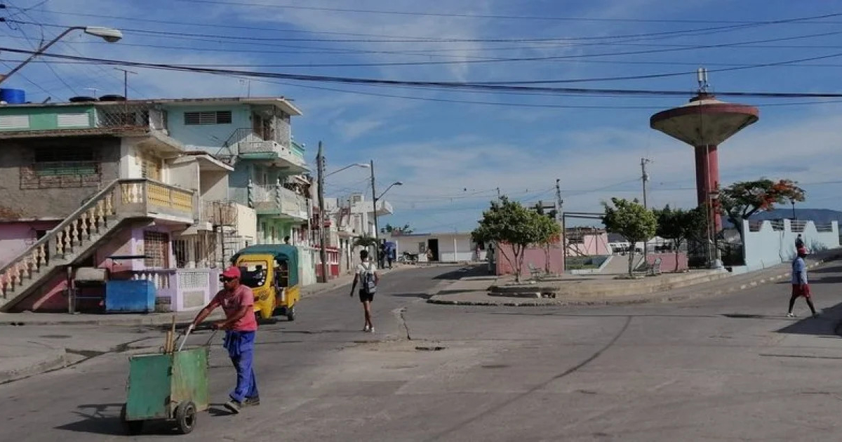 Parque del barrio Chicharrones © Facebook de Cuba en Fotos y de Emprendedores en Santiago de Cuba y Wikimedia