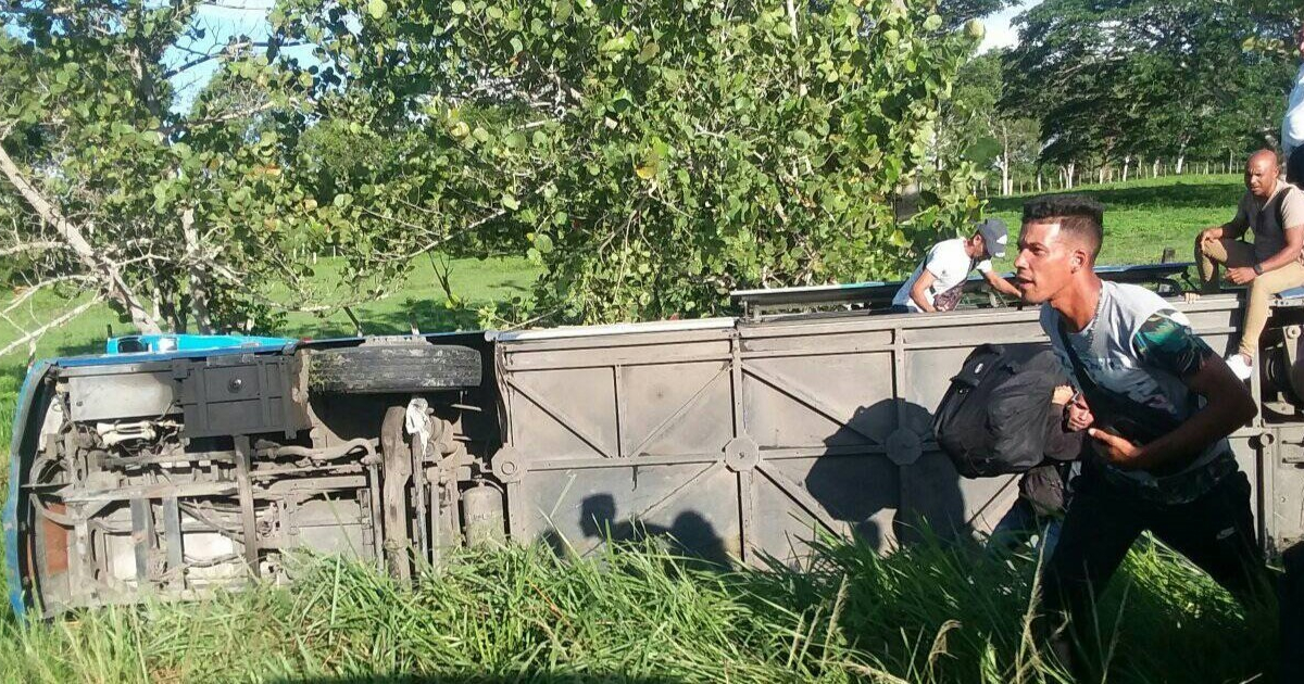 Ómnibus volcado © Facebook / ACCIDENTES BUSES & CAMIONES por más experiencia y menos víctimas! / Andrés San Román García