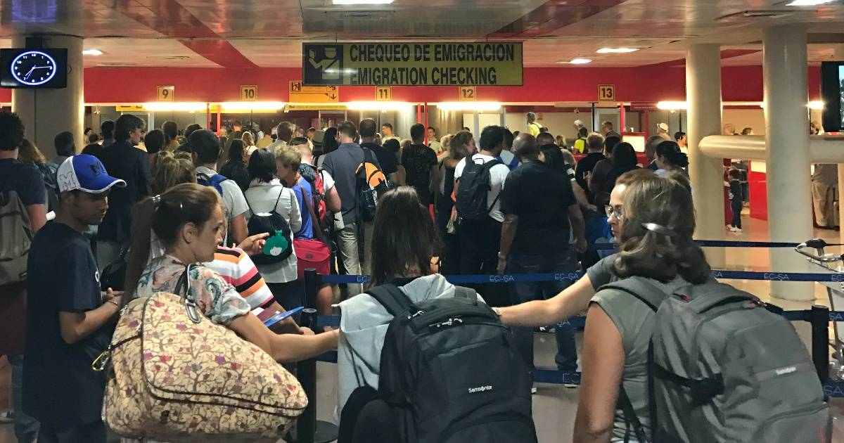 Cubanos en el aeropuerto de La Habana © CiberCuba