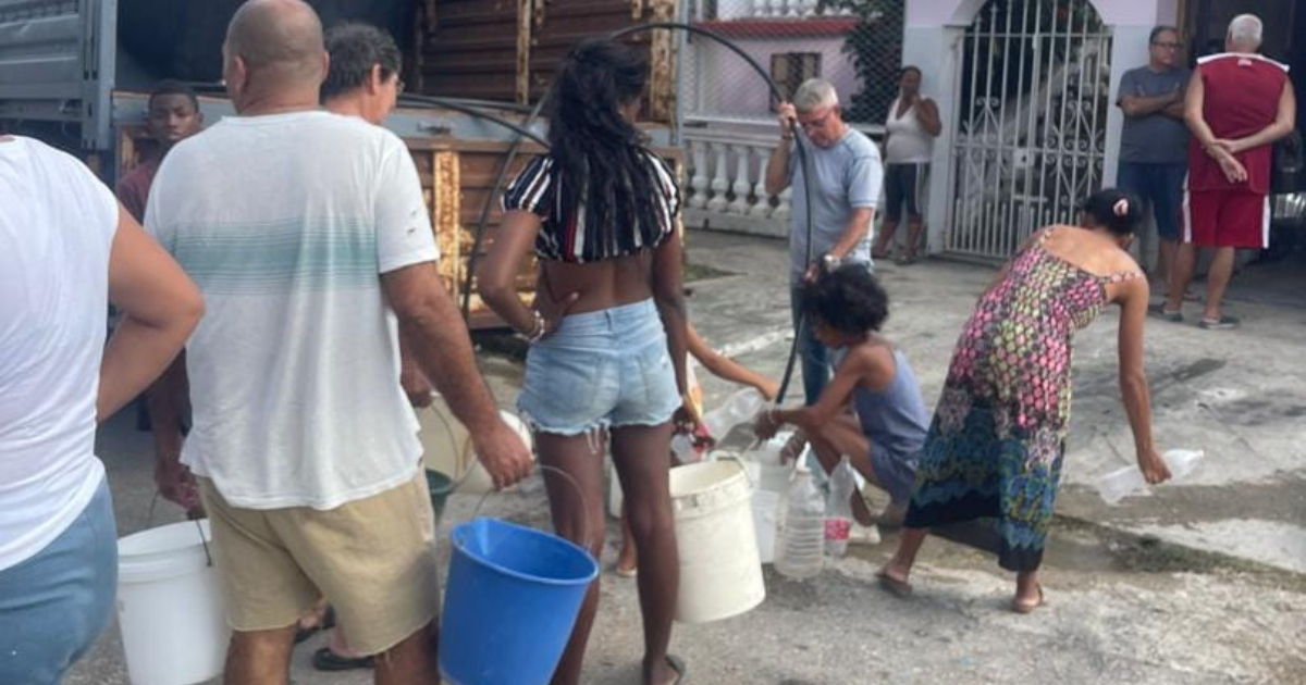 Cubanos esperando para poder coger agua mediante pipas © Facebook/Asamblea Municipal Poder Popular de Diez de Octubre