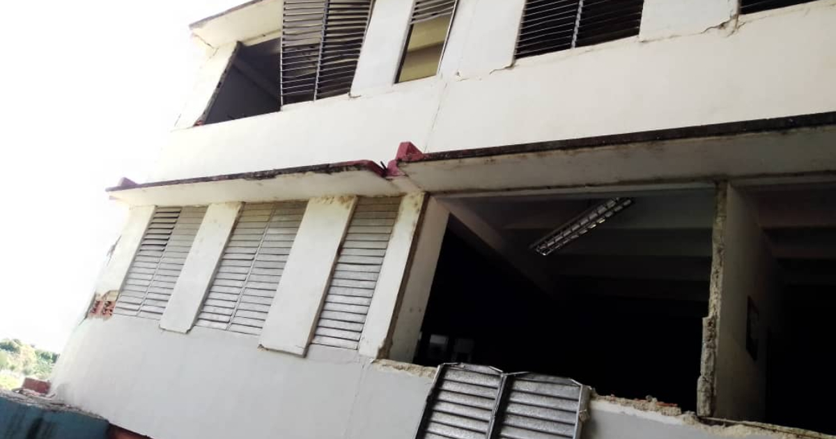 Escuela secundaria de Pilón © CMKX Radio Bayamo / Facebook