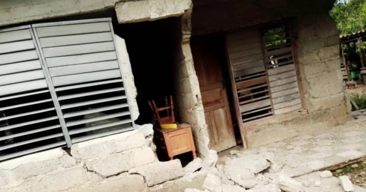 Daños causados en una casa de Granma por los sismos © Granma / Annerys Fonseca