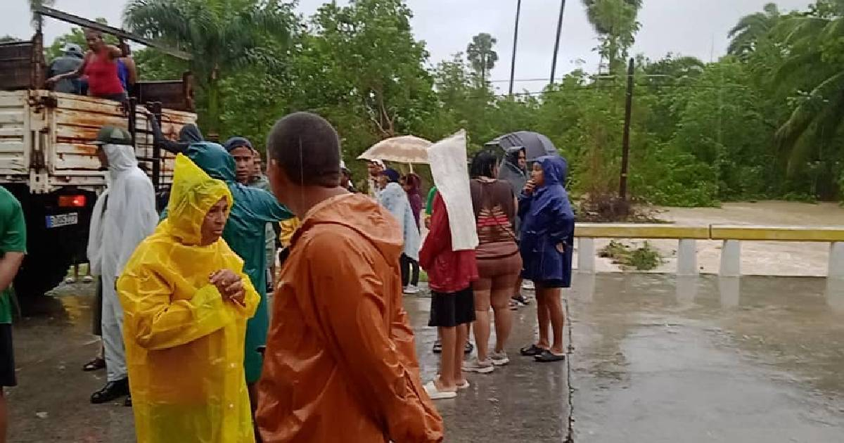 Cubanos que perdieron sus casas en inundaciones de Guantánamo © Facebook