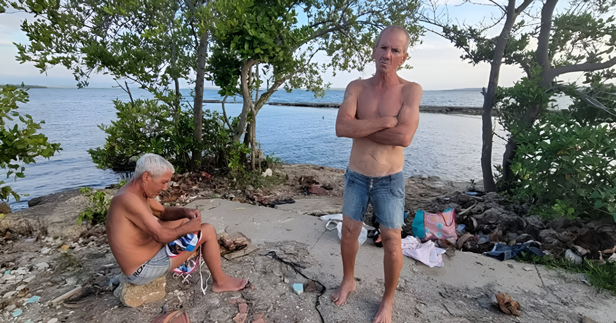 Juan José (de pie) tiene 59 años y vive en la calle, como miles de cubanos © X/Food Monitor Program