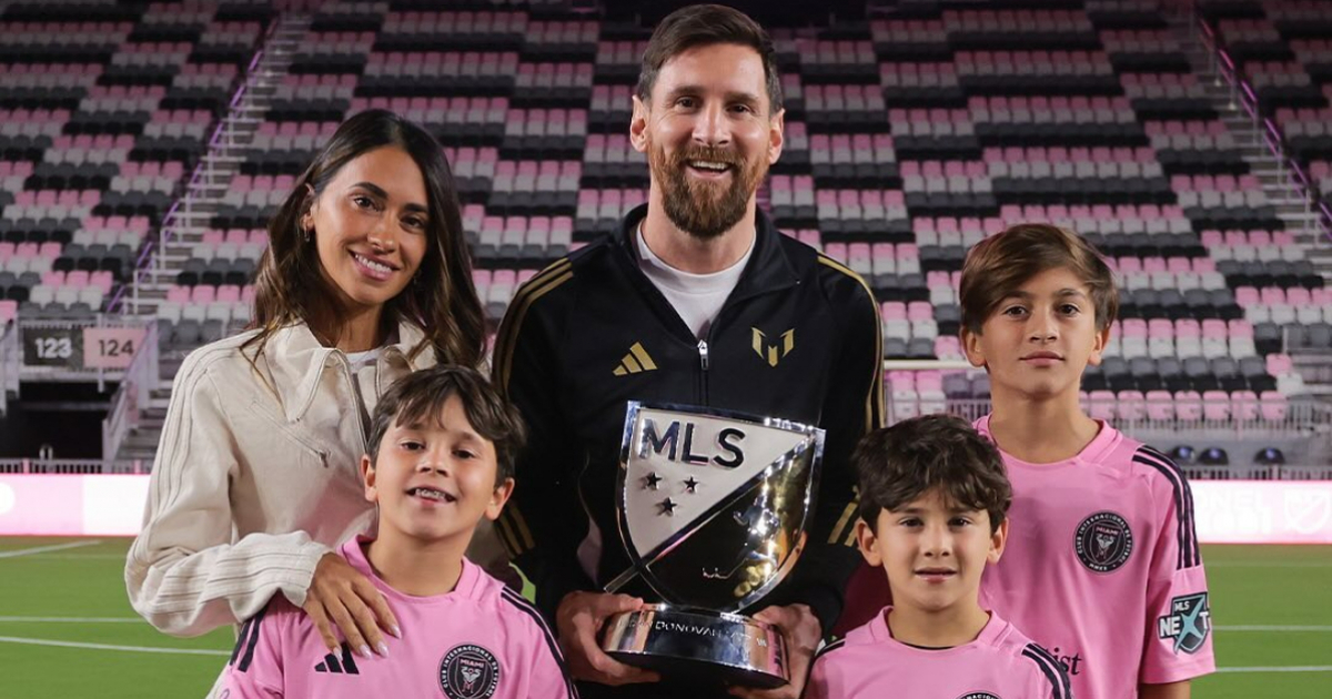 Messi y su familia con el trofeo de MVP © Instagram/Adidas Football