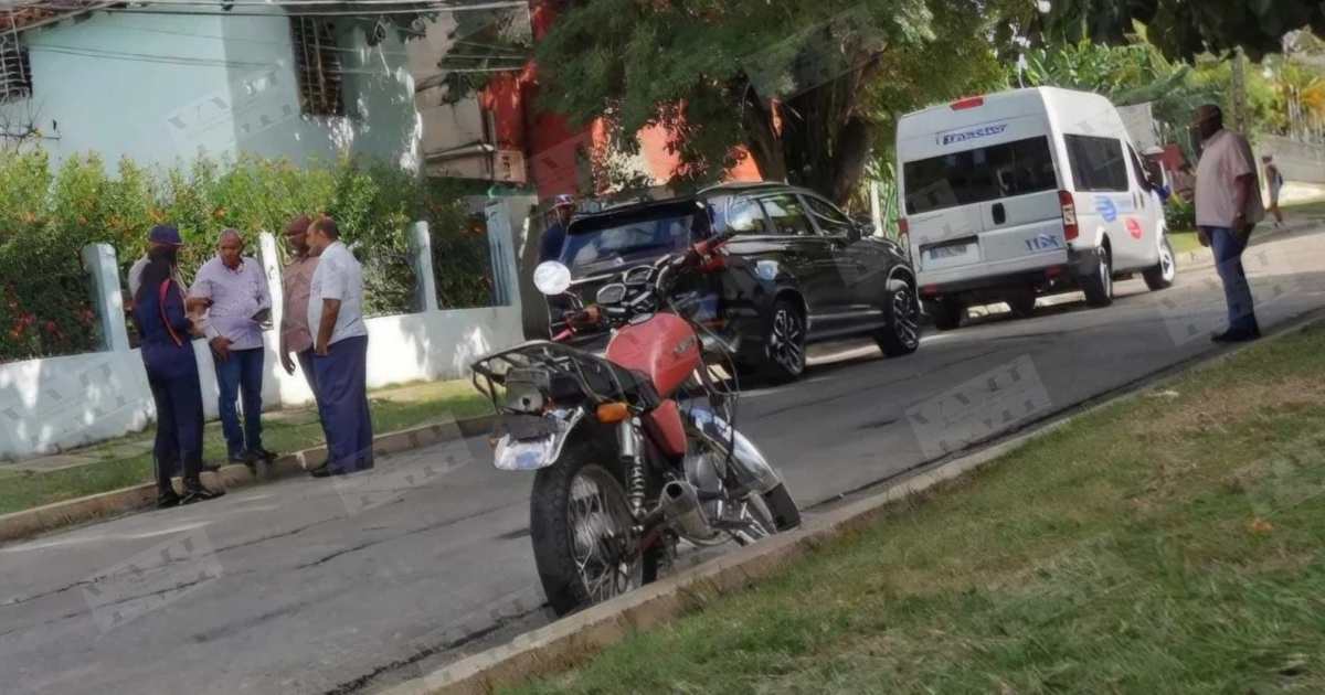Moto y vehículos implicados en el accidente © Yosmany Mayeta Labrada / Facebook