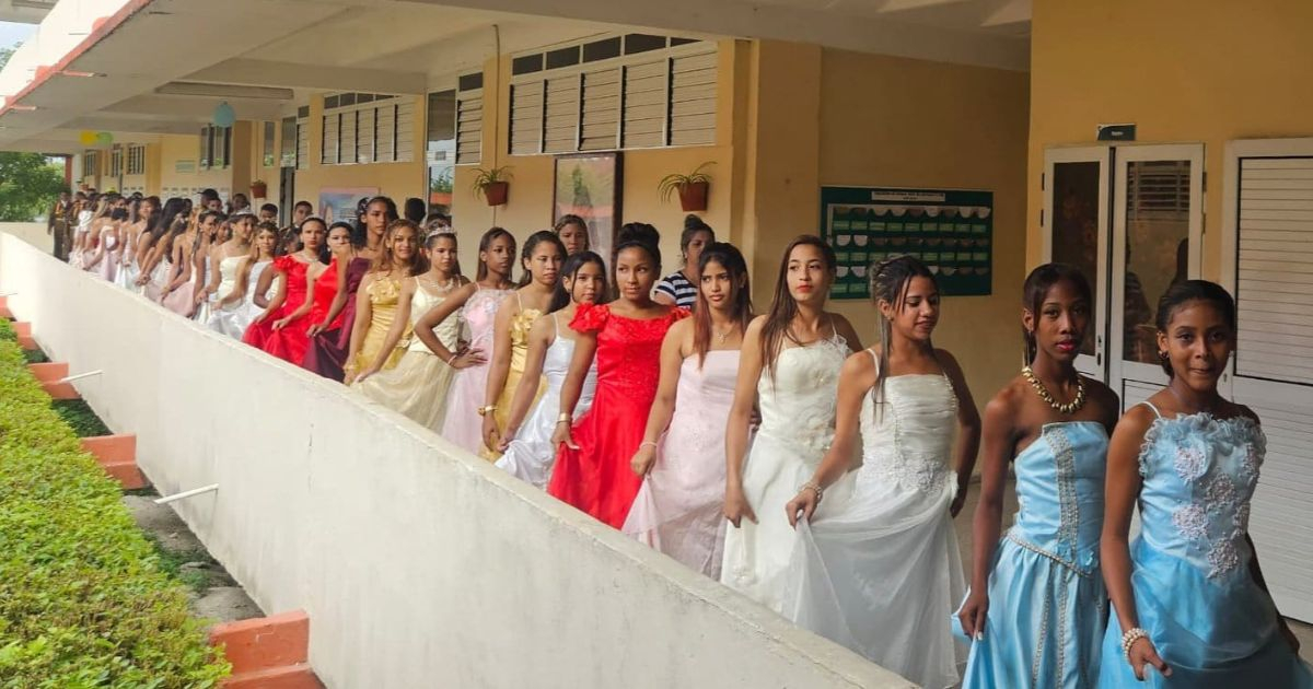 Jóvenes quinceañeras celebran sus quinces en la Escuela Militar Camilo Cienfuegos © Facebook / Minfar Cuba