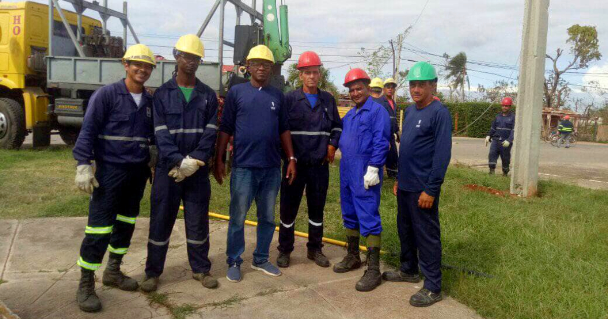 Ricardo Veranes Carrión con trabajadores de la EELH © Facebook / Empresa Eléctrica de La Habana