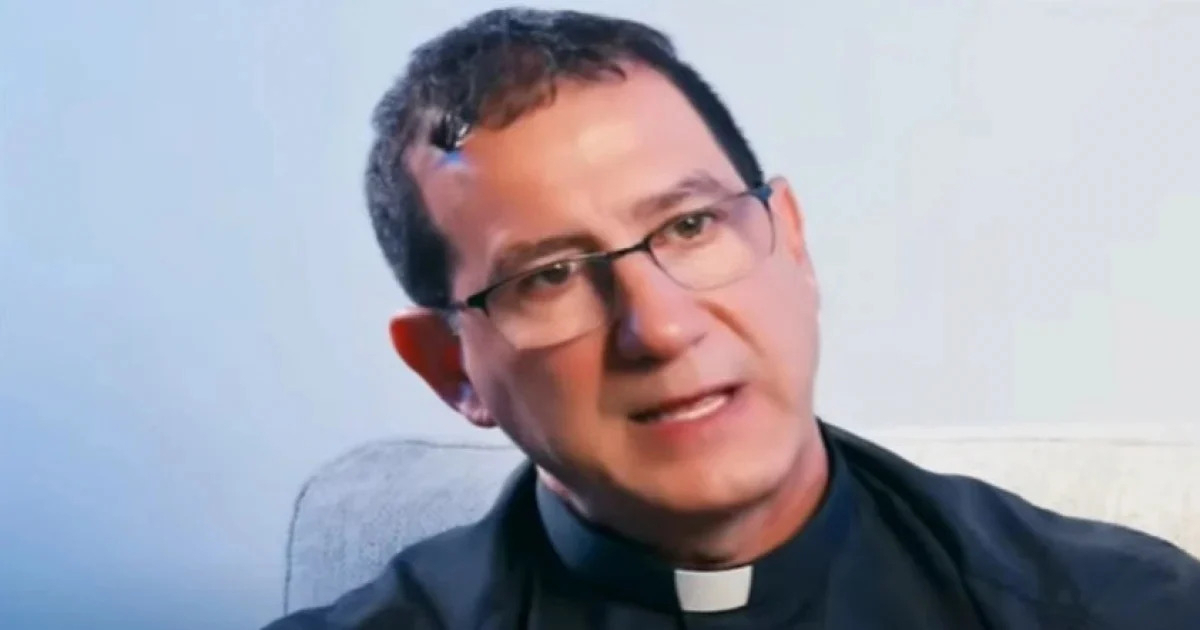 Sacerdote cubano Alberto Reyes © Captura de video de YouTube de Voces de Cuba