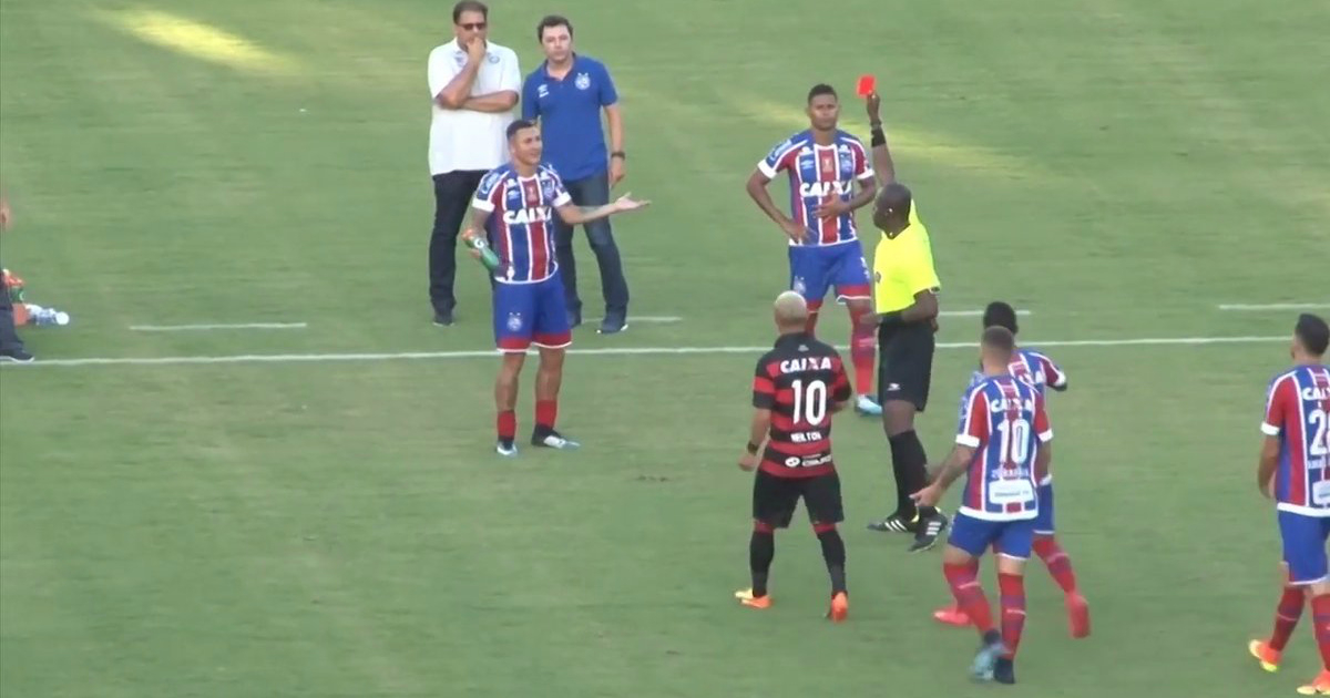 Vinicius es expulsado © The National Sport /Twitter